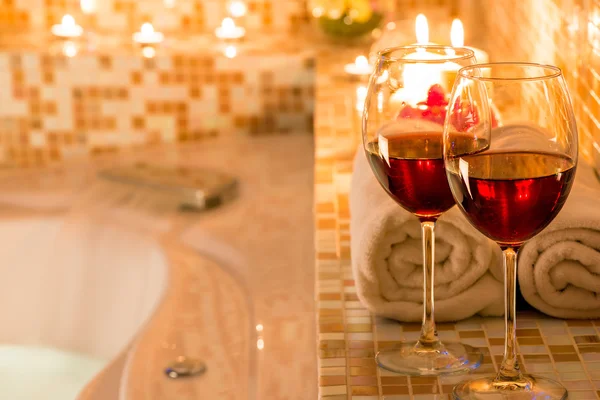 Candele accese, bicchieri di vino per una serata romantica — Foto Stock