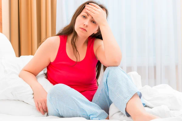 Mooie jonge vrouw meet de lichaamstemperatuur van een hand — Stockfoto