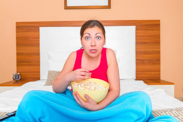 Retrato de meninas arrastadas assistindo a um filme — Fotografia de Stock