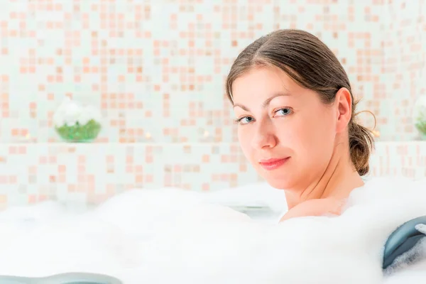 Blick auf das Kameramädchen, das mit Schaum in der Badewanne sitzt — Stockfoto