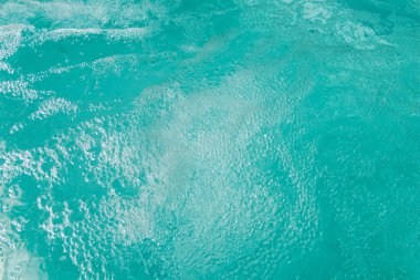 Jakuzide canlı turkuaz su kabarcıkları