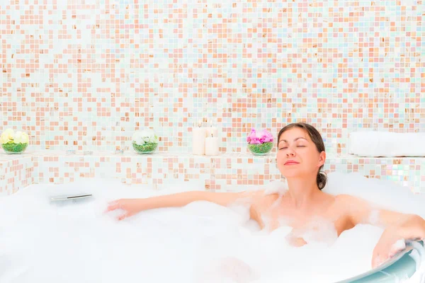 Meisje Jacuzzi in een romantische atmosfeer genieten — Stockfoto