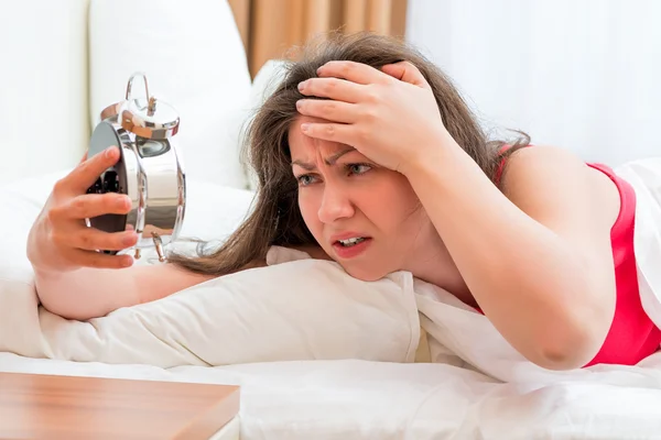 Mujer frustrada tratando de dormir con insomnio —  Fotos de Stock