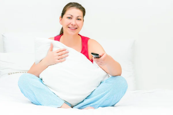 Kobieta, przytulanie poduszkę i oglądać Tv — Zdjęcie stockowe
