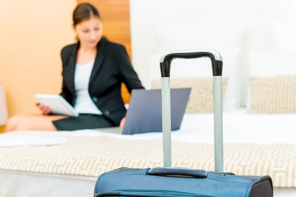 Frau arbeitet auf Geschäftsreise im Hotel — Stockfoto