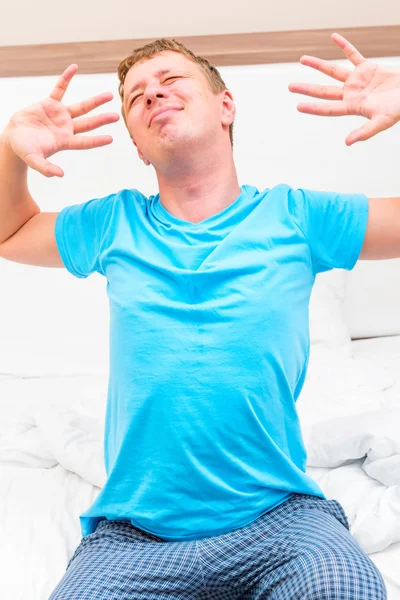 Retrato de um homem do estiramento depois de dormir — Fotografia de Stock