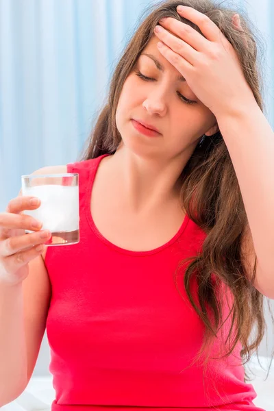 Mädchen mit einem Glas auflösender Droge — Stockfoto