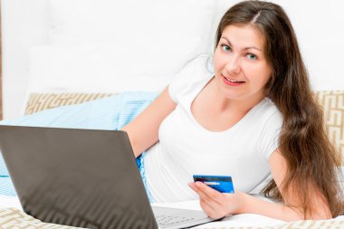 Pijamalı kız alışveriş online olarak yapmak