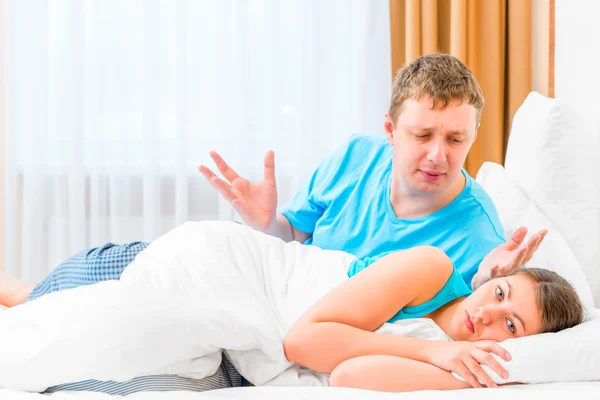 Man scolds his wife in bed at night — Stock Photo, Image