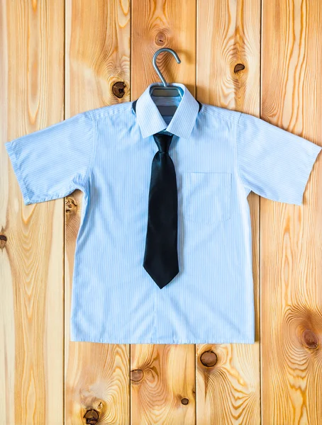 Chemise pour enfants avec manches courtes et cravate vue du dessus — Photo