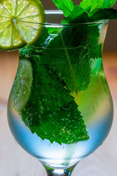 Bolle d'aria nelle foglie di menta nel cocktail di mojito — Foto Stock