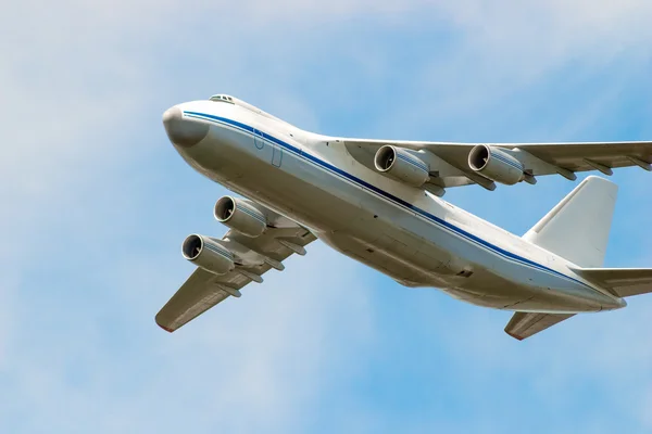Большой самолет в небе для перевозки грузов — стоковое фото