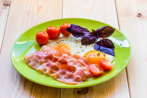 Appetizing fried eggs with bacon on a plate decorated beautifull — Stock Photo, Image
