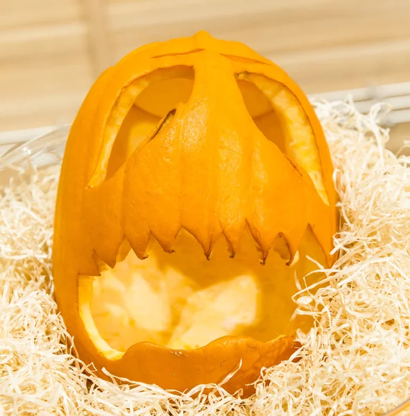 Orribile la testa di una zucca durante vacanza di Halloween — Foto Stock