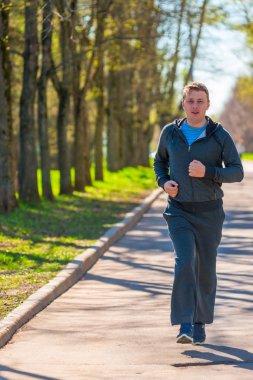 Sabah parkta koşan mutlu neşeli adam