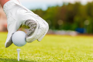 el bir eldiven ve golf topu çekim makro