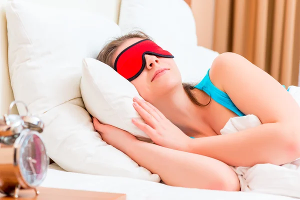 Piękna dziewczyna śpi z maska na oczy — Zdjęcie stockowe