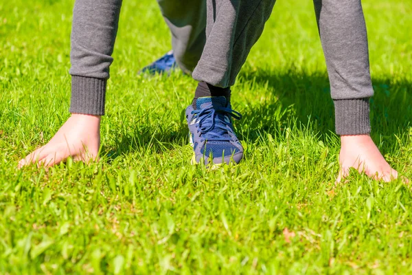 Klaar om te draaien op het groene gazon atleet — Stockfoto