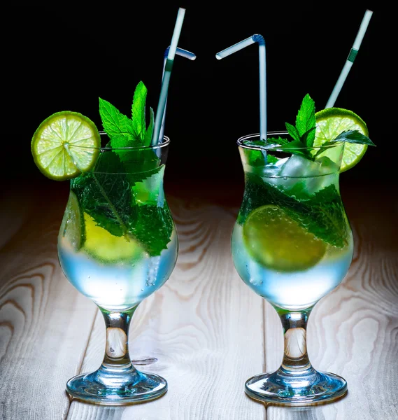 Dvě sklenice cool mojito na dřevěný stůl — Stock fotografie