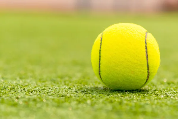 테니스 공 녹색 잔디 매크로 촬영에 — 스톡 사진