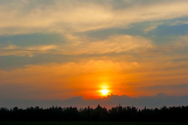 Magnifika solnedgången i orange toner — Stockfoto