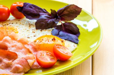 lezzetli kızarmış yumurta kahvaltı için pastırma ile