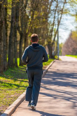 adam arkadan park görünümü'nde çalışmasını