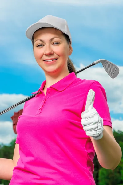 Menina retrato satisfeito jogo de golfe contra o céu — Fotografia de Stock