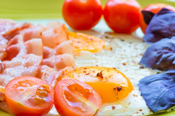 Close-up de ovos e bacon — Fotografia de Stock