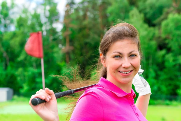 Golfista feminina com um clube de golfe sorrindo — Fotografia de Stock