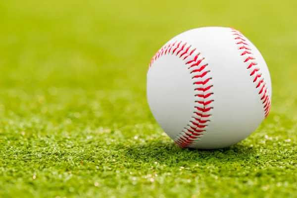 球打棒球是在绿草的微距拍摄 — 图库照片