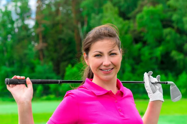 Menina bonita com um taco de golfe em seus ombros — Fotografia de Stock