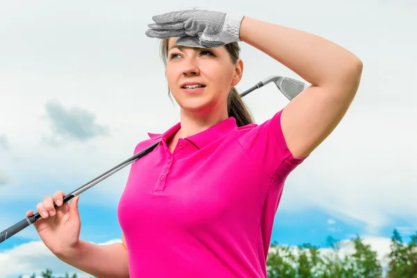 Retrato de uma menina com um taco de golfe olhando para o voo p — Fotografia de Stock