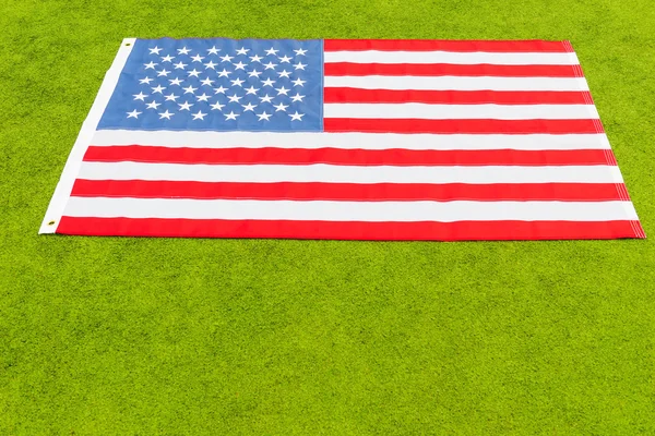 Yeşil çim ve bir inscri için yer Amerika Birleşik Devletleri bayrağı — Stok fotoğraf