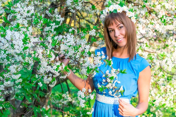 Horizontální portrét šťastný bruneta s věncem na hlavě — Stock fotografie