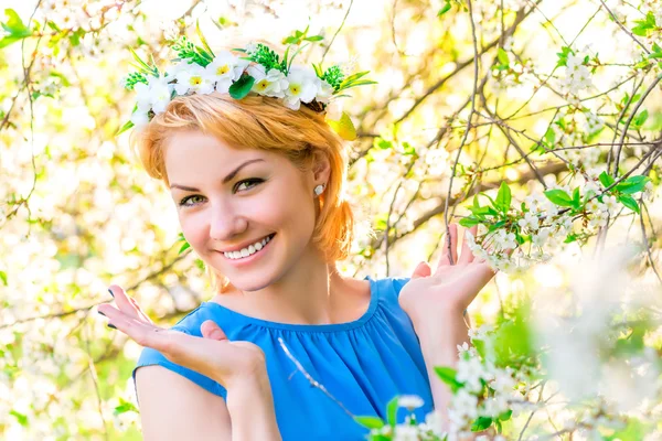 Horisontella porträtt av glad blond i körsbär blommar — Stockfoto
