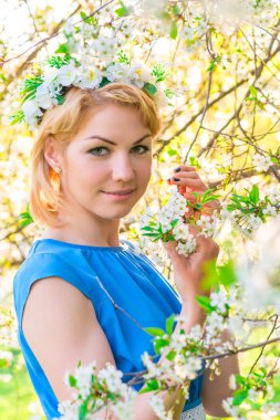 bir çelenk dallarında kafasında bir kızla portresi 