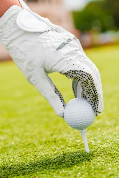 Vrouwelijke hand in de handschoen zet de bal op basis — Stockfoto