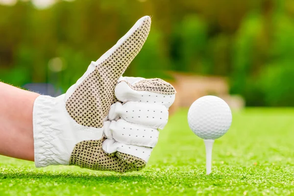 Gesto positivo de la mano cerca de la pelota de golf en una camiseta —  Fotos de Stock