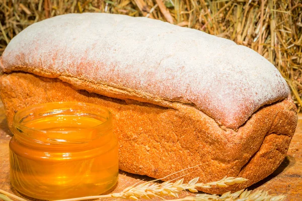 Fresh bread is handmade and jars of honey — Stock Photo, Image