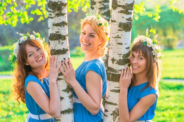 Amiche felici in una ghirlanda di fiori nel parco — Foto Stock