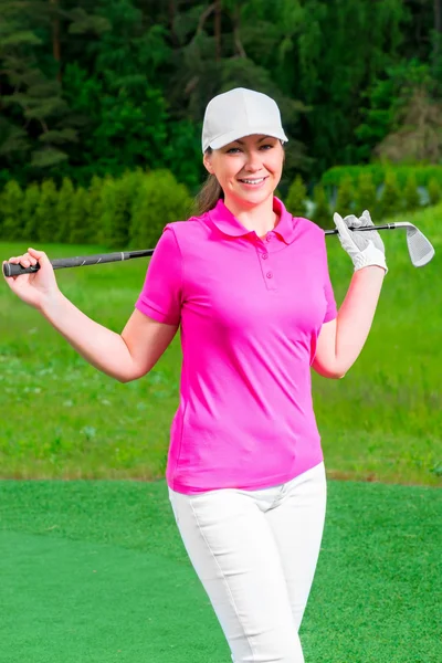 Menina em um boné e uma camiseta com um clube de golfe ao ar livre — Fotografia de Stock