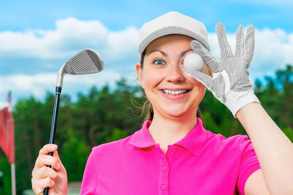Veselá dívka v čepici s vybavení pro golf — Stock fotografie