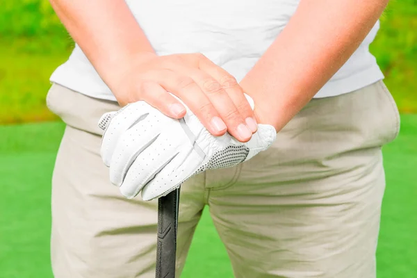 Manlig hand i en handske med golf club närbild — Stockfoto