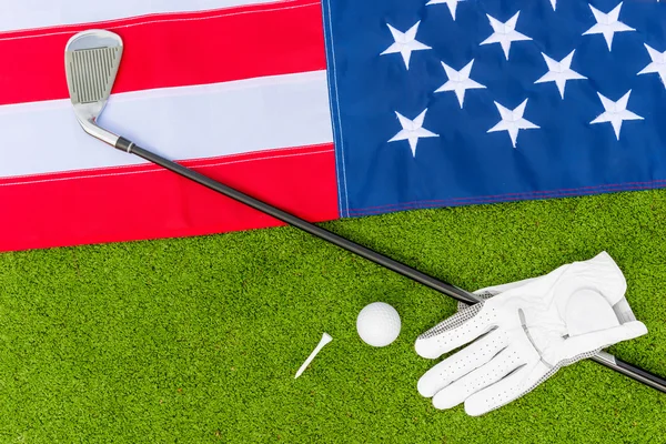 Üstten Görünüm - Amerikan bayrağı ve golf için donatım — Stok fotoğraf