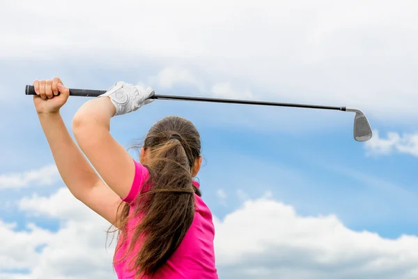 Hermosa chica en un césped verde con un club de golf posando —  Fotos de Stock