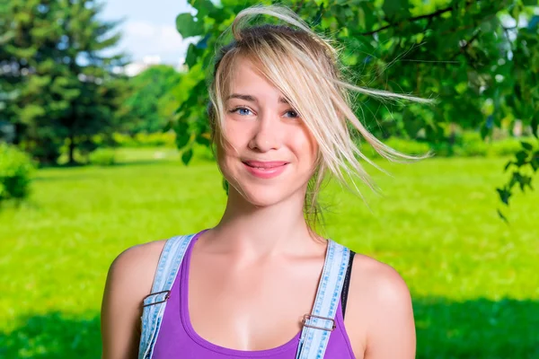 Portrait d'une belle jeune brune en gros plan à l'extérieur — Photo