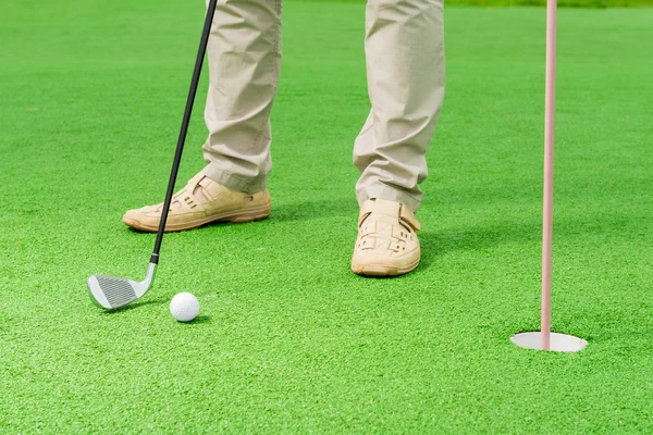 Человек играет в гольф в кадре только ногами — стоковое фото
