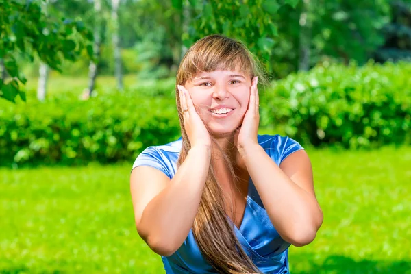 Menina bonita em um vestido azul no parque de verão — Fotografia de Stock