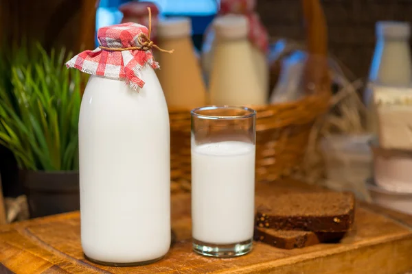 Garrafa e um copo de leite de vaca — Fotografia de Stock